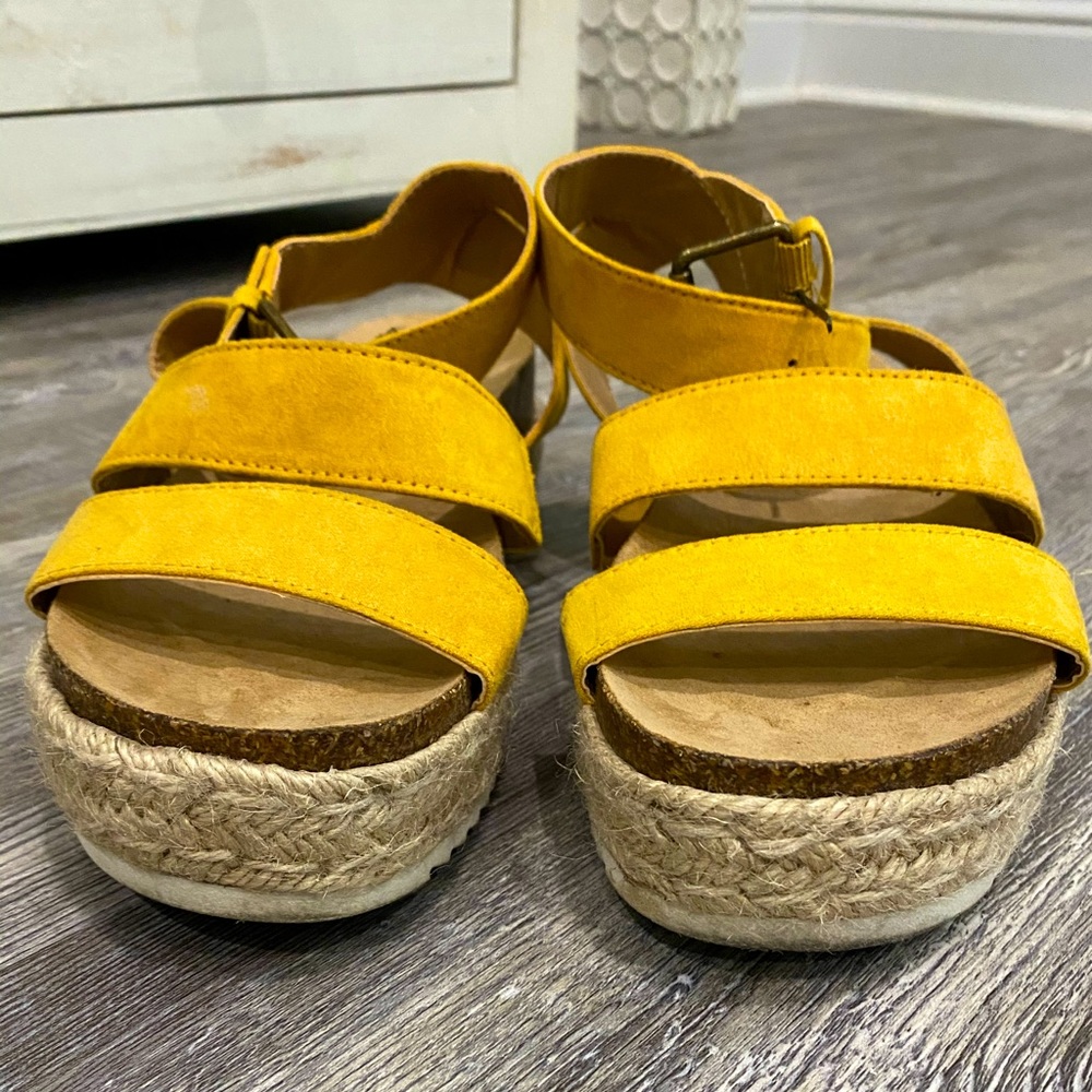 Yellow platforms - Picture 2 of 5